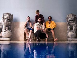 Beluister hier 'Exits', de nieuwe single van Foals