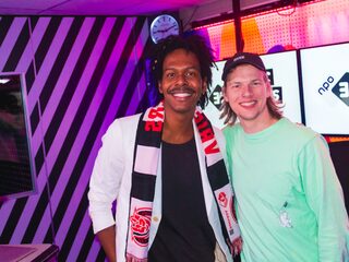 Jeangu Macrooy live bij Sanders Vriendenteam