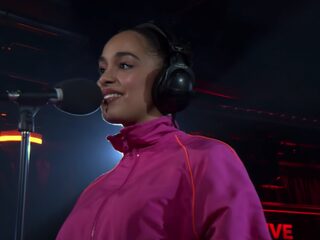 Jorja Smith covert 'Cry Me A River'