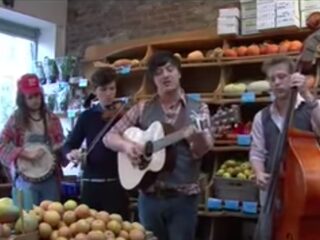 Mumford & Sons had eerste optredens tussen de groente- en fruitafdeling