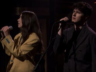Vampire Weekend & Danielle van HAIM treden samen op