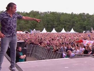 Stagedive van Frank Lammers op Pinkpop gaat fout