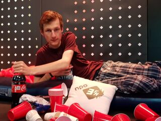 3FM-dj Joost gaf een pyjamaparty in de studio