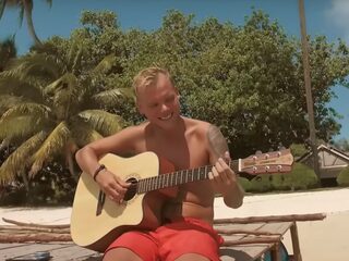 Avicii brengt emotionele clip uit voor 'Heaven'