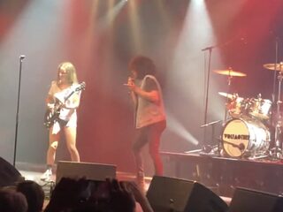 Babette (17) speelt gitaar op het podium bij Wolfmother