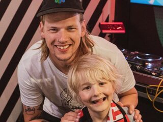 Teun (8 jaar) verslaat 53-jarige Robert in Beatles intro-spelletje!