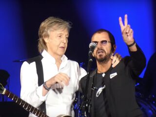 Paul McCartney trekt ex-Beatle Ringo Starr op podium voor The Beatles tribute
