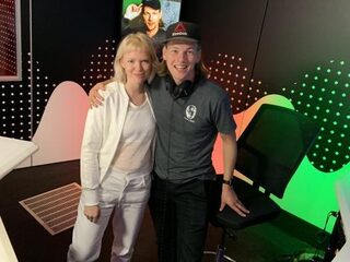 Inge van Calkar speelt haar single 'Touchdown' in de 3FM Live Box