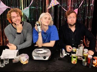 De Commentatoren reageren samen met Teske op Eerste Hulp Bij Festivals