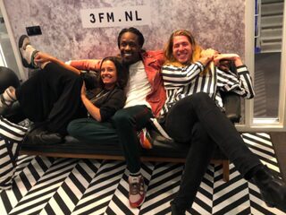 Akwasi gaat na Expeditie Robinson toch maar voor zwemdiploma B