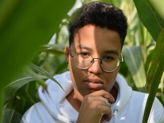 Nanoah (19) is non-binair: "Mensen zeiden dat ik beter gestenigd kon worden"