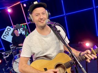 SYML speelt 'Meant To Stay Hid' in de 3FM Live Box