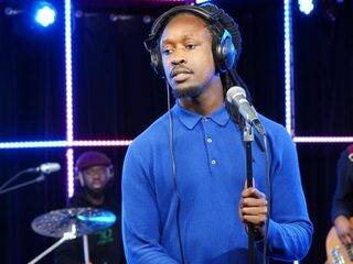 Akwasi met zijn nieuwe single 'Zoveel Dingen' live bij 3FM