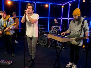 The Overslept speelt 'Waste Of Love' in de 3FM Live Box