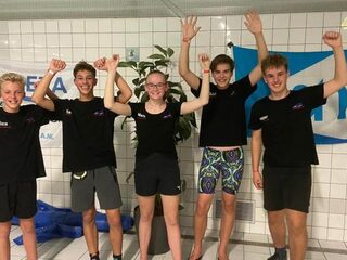 Nachtelijke zwemmarathon haalt bijna 6000 euro op voor The Lifeline