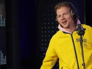 Sander Hoogendoorn deed zijn hit 'Volvo IKEA' uit 2014 live op 3FM