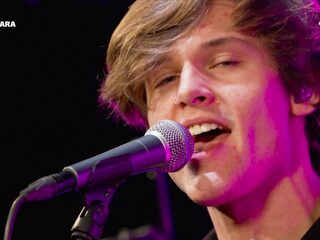 Blanks speelt Themalied SR19 'Everything's Changing' live bij 3FM