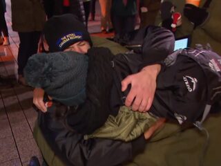 Emotionele Eva krijgt Vierdaagsekruisje van David die in een rolstoel zit