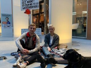 Luc gaat langs bij Charlotte, die suïcidaal is en al 805 dagen op wachtlijst staat