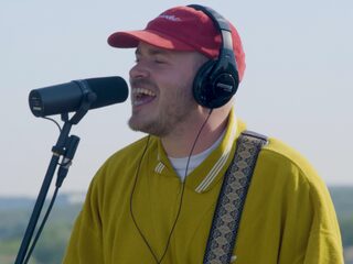 Waltzburg speelt 'Cleo' live voor de Spoorbrug in Nijmegen