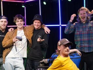 Lucky Blue covert 'Song 2' van Blur