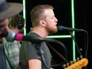 Tim Vantol speelt 'Better Days' in de 3FM Live Box