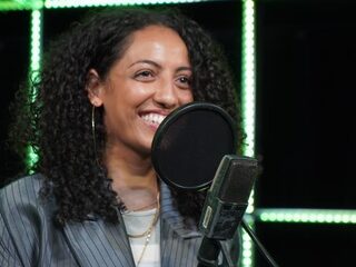 Sabri speelt 'Something I Know' in de 3FM Live Box