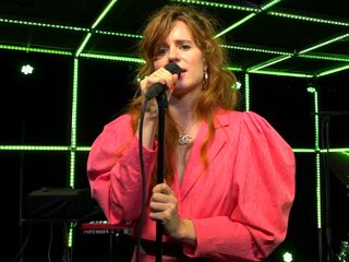 MEROL met 'Je Vais Vite (Op De Campingdisco)' in de 3FM Live Box