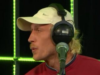 Goldband speelt nieuwe single 'Ja Ja Nee Nee' live