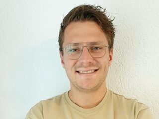 Freek (25) verruilde zijn goedbetaalde baan en auto van de zaak voor een baan in de zorg