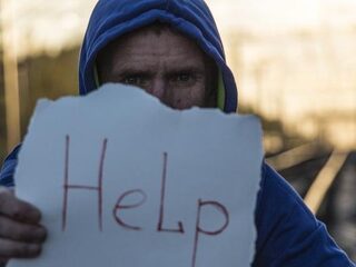 Alies (113 Zelfmoordpreventie): "Je bent niet alleen, praat erover!"