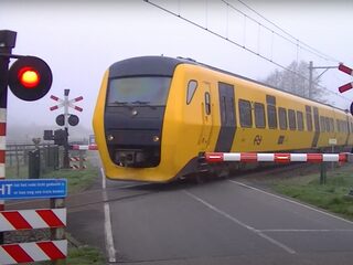 Frank en Eva zenden livestream viral spoorwegovergang Laag Zuthem uit!