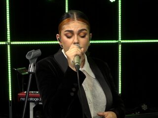 Roxeanne Hazes covert 'Enjoy The Silence'