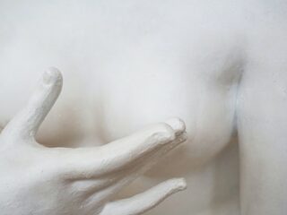 Het taboe van aan je borsten voelen