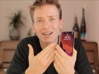 Floris (29) gooide zijn smartphone expres in een kampvuur