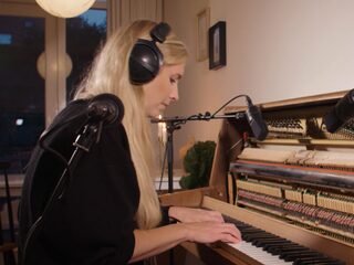 Annelie covert 'Chop Suey!' op de piano