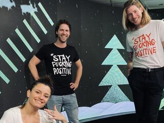 Koop hier jouw shirt van Thomas (StukTV) en Stay Fucking Positive