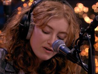 Sterre (17) verrast moeder vanuit Engeland met voordeurconcert van Froukje