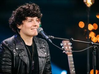 Marnix Emanuel geeft een voordeurconcert voor luisteraar Barbara