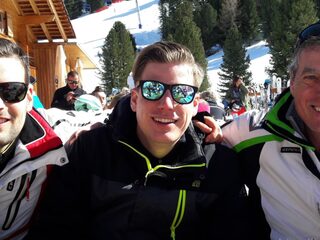 Jan had corona en reikt nu groen hartje uit aan verpleegkundige Patrix