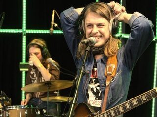 DeWolff met 'Half Of Your Love' in de 3FM Live Box