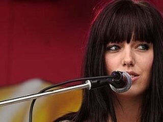 Serious Talent Live met Proper Outfit