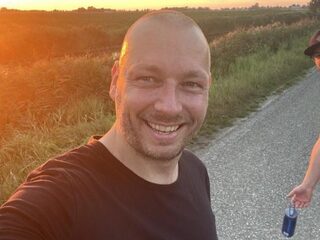 Bram en Gerrit lopen de langste woonstraat twee keer uit voor 3FM Serious Request: The Lifeline 2020