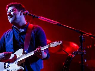 Mumford & Sons brengt bijzondere videoclip uit voor 'Guiding Light'