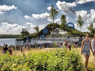 Het verhaal achter de magische toegangspoort van Down The Rabbit Hole