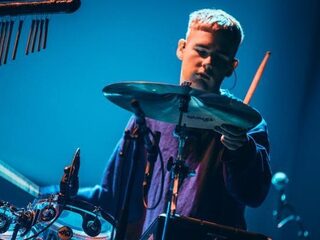 Nostalgie en gitaren staan centraal op 'R.Y.C.' van Mura Masa