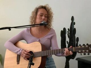 Puck speelt ‘Ordinary People' live op de radio dankzij haar date