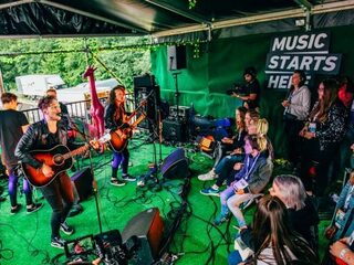 Check alle festival live sessies in de 3FM Hangout