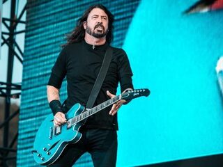 Dave Grohl pinkt nog steeds een traantje weg als hij 'Everlong' speelt