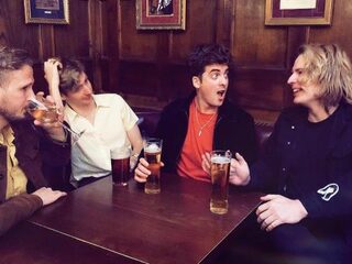 Circa Waves organiseert Brexit-pubavond om zorgen weg te drinken